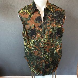 The Frederichoms Men's camouflage sleeveless shirt